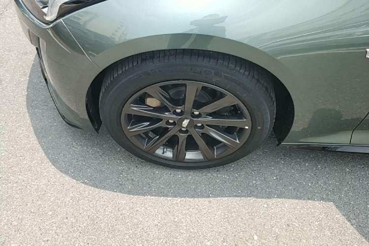 Used Cadillac CT5 2022 28T Prestige Edition Left Front Wheel Hub