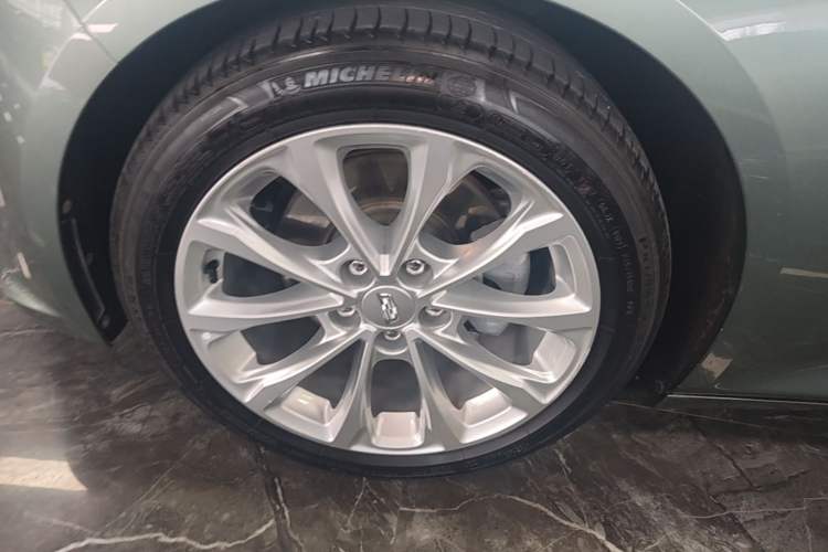 Used Cadillac CT5 2022 28T Luxury Edition Left Front Wheel Hub