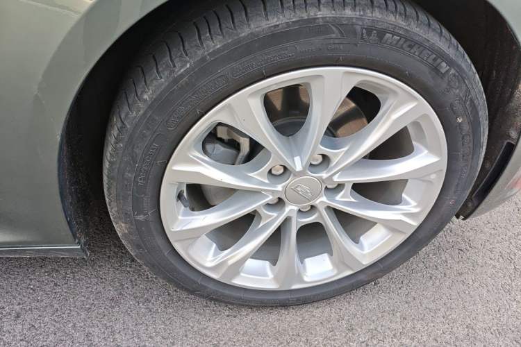 Used Cadillac CT5 2022 28T Luxury Edition Right Front Wheel Hub