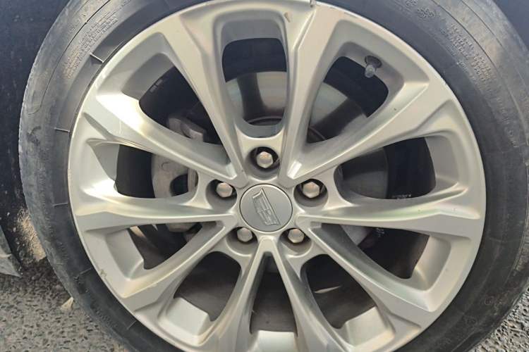 Used Cadillac CT5 2022 28T Luxury Edition Right Front Wheel Hub