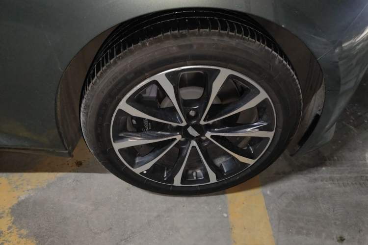 Used Cadillac CT5 2022 28T Prestige Edition Right Front Wheel Hub