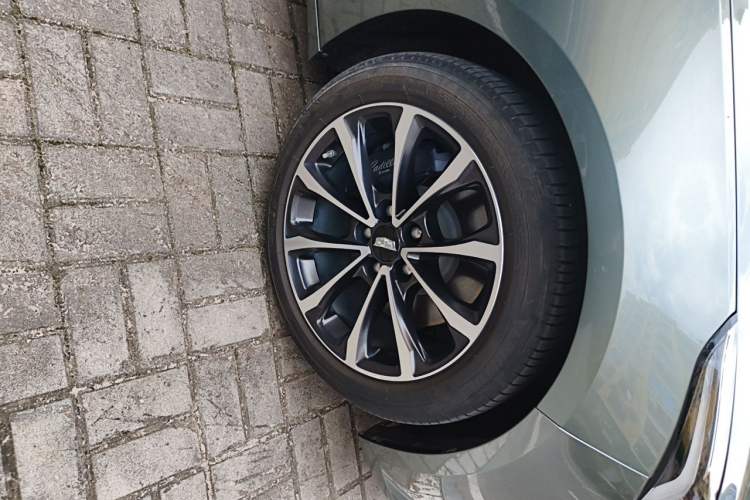Used Cadillac CT5 2022 28T Prestige Edition Right Front Wheel Hub