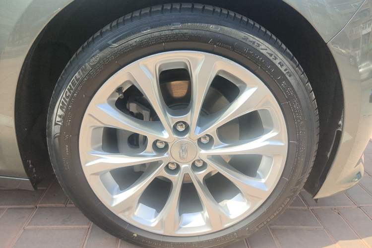 Used Cadillac CT5 2022 28T Luxury Edition Right Front Wheel Hub
