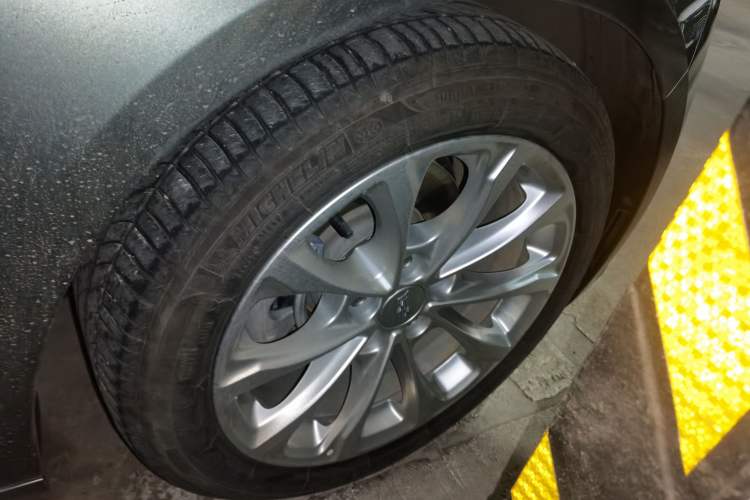 Used Cadillac CT5 2022 28T Luxury Version (Standard Edition) Right Front Wheel Hub