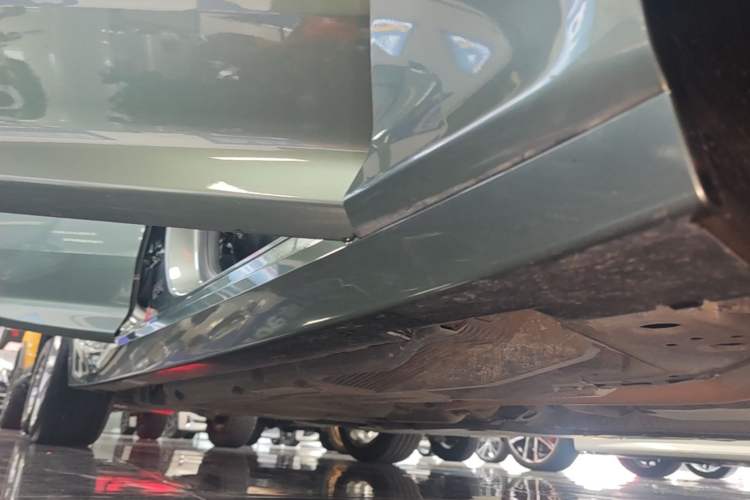 Used Cadillac CT5 2022 28T Luxury Edition Right Side Sill