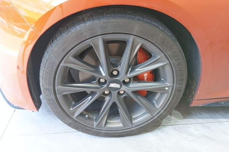 Used Cadillac CT5 2022 28T Platinum Edition Left Front Wheel Hub