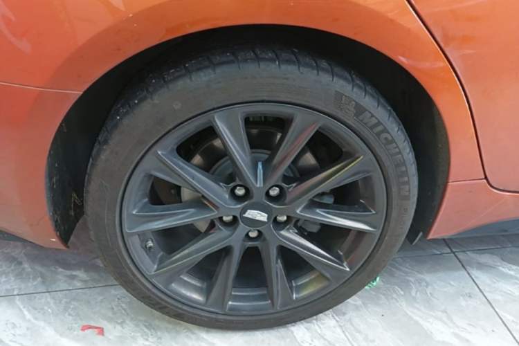 Used Cadillac CT5 2022 28T Platinum Edition Right Rear Wheel Hub
