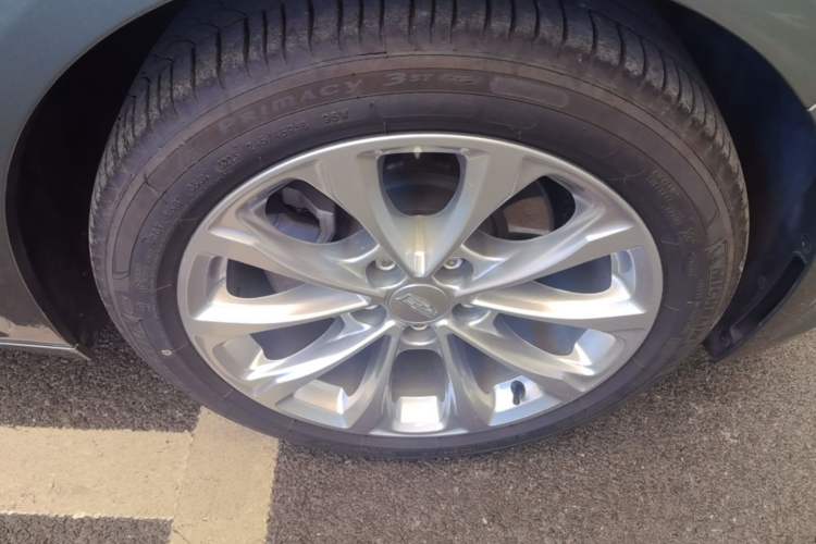 Used Cadillac CT5 2022 28T Luxury Edition Right Front Wheel Hub