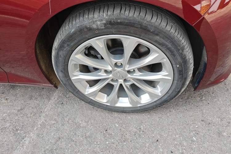 Used Cadillac CT5 2022 28T Luxury Edition Right Front Wheel Hub