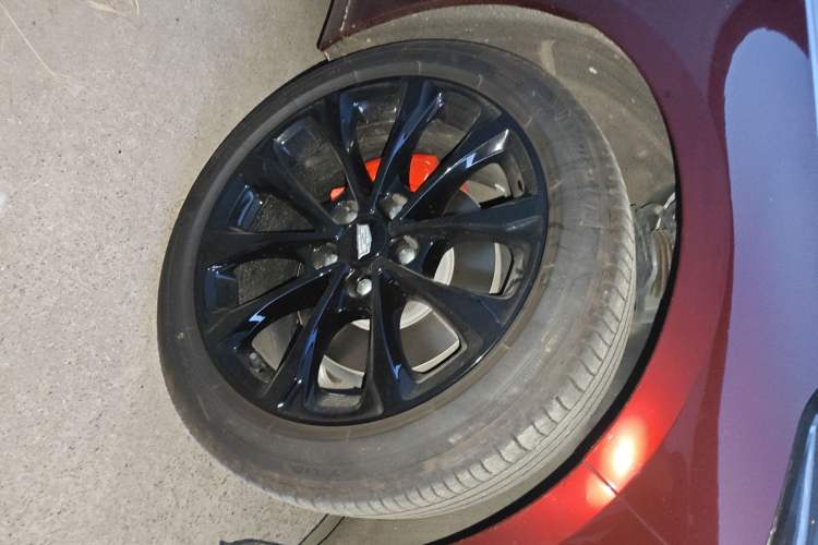 Used Cadillac CT5 2022 28T Luxury Edition Right Front Wheel Hub