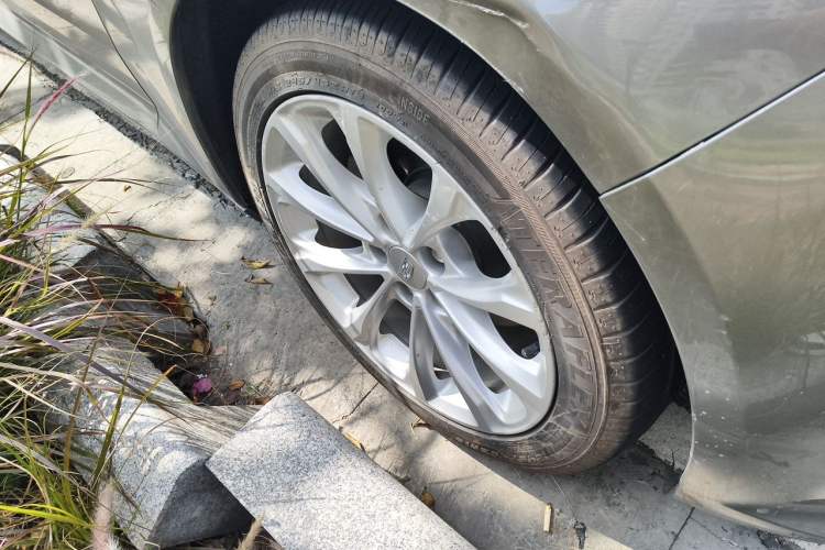 Used Cadillac CT5 2022 28T Luxury Edition Right Front Wheel Hub