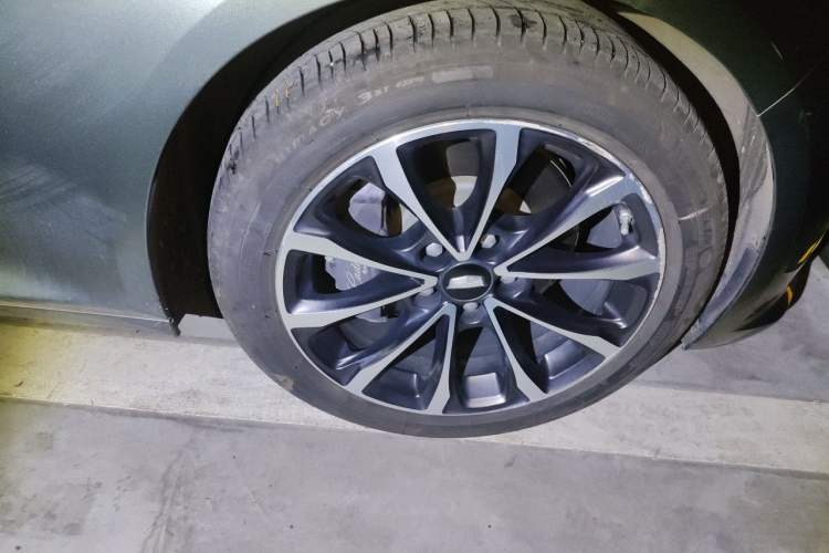 Used Cadillac CT5 2022 28T Prestige Edition Right Front Wheel Hub