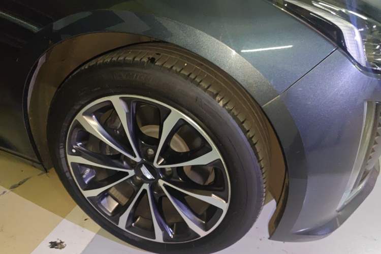 Used Cadillac CT5 2022 28T Prestige Edition Right Front Wheel Hub