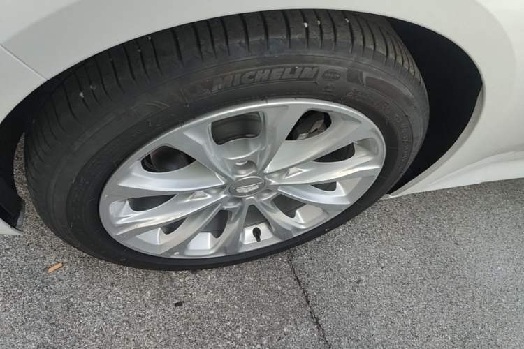 Used Cadillac CT5 2022 28T Luxury Edition Left Front Wheel Hub