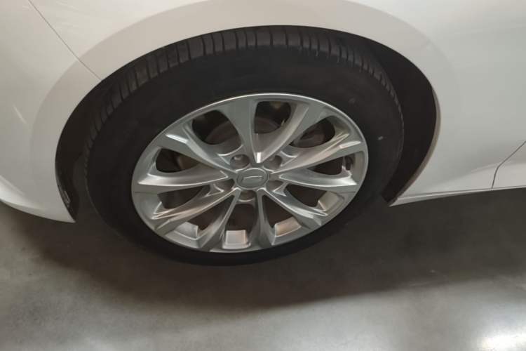 Used Cadillac CT5 2022 28T Luxury Edition Left Front Wheel Hub
