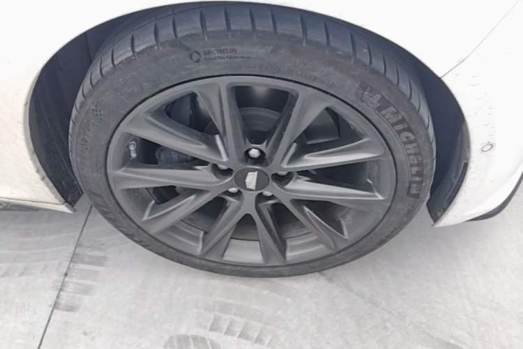 Used Cadillac CT5 2022 28T Platinum Edition Right Front Wheel Hub