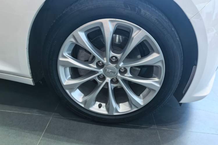 Used Cadillac CT5 2022 28T Luxury Edition Right Front Wheel Hub