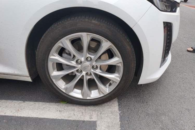 Used Cadillac CT5 2022 28T Luxury Edition Right Front Wheel Hub