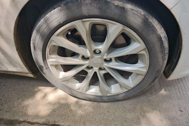 Used Cadillac CT5 2022 28T Luxury Edition Right Front Wheel Hub