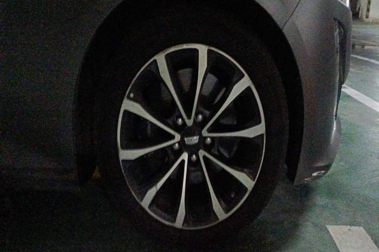 Used Cadillac CT5 2022 28T Prestige Edition Right Front Wheel Hub