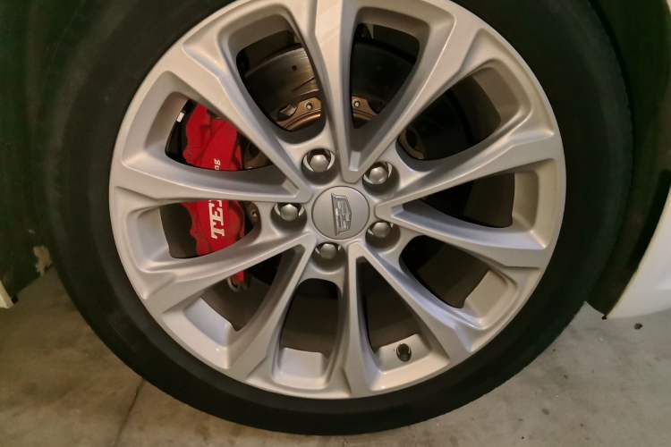 Used Cadillac CT5 2022 28T Luxury Edition Right Front Wheel Hub