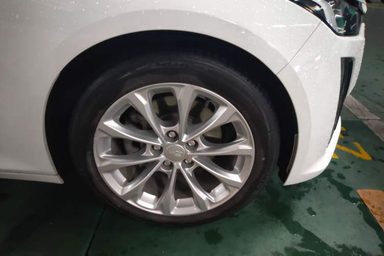 Used Cadillac CT5 2022 28T Platinum Edition Right Front Wheel Hub