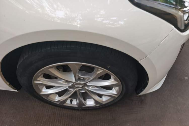 Used Cadillac CT5 2022 28T Luxury Edition Right Front Wheel Hub