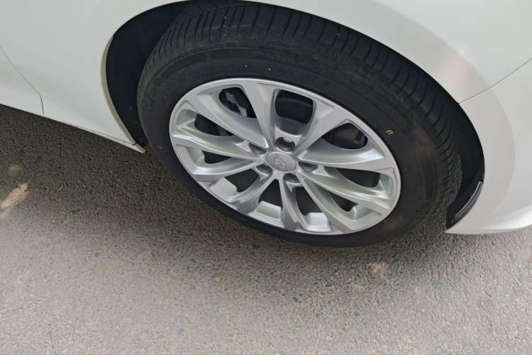 Used Cadillac CT5 2022 28T Luxury Edition Right Front Wheel Hub