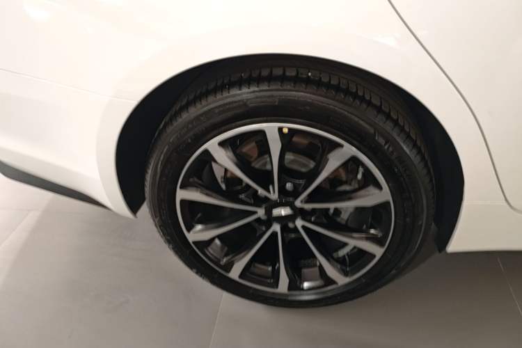 Used Cadillac CT5 2022 28T Prestige Edition Right Rear Wheel Hub