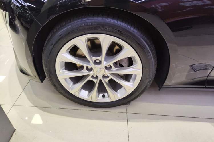 Used Cadillac CT5 2023 28T Luxury Edition (Standard Version) Left Front Wheel Hub