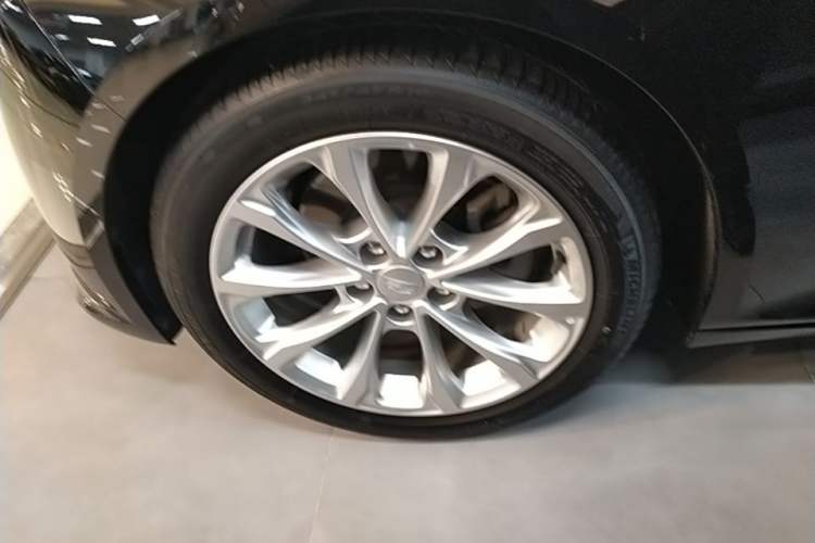 Used Cadillac CT5 2023 28T Platinum Edition Left Front Wheel Hub