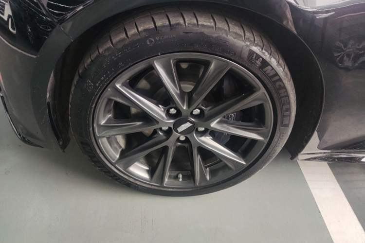 Used Cadillac CT5 2023 28T Platinum Edition Left Front Wheel Hub