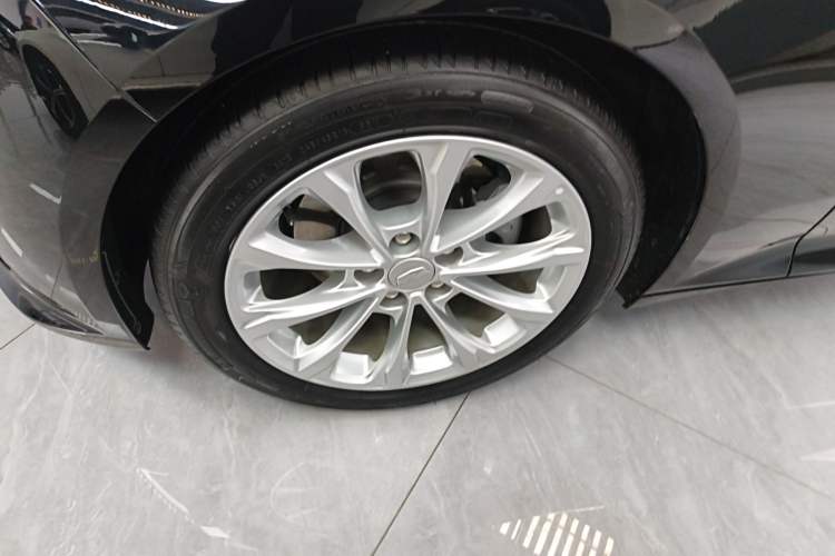 Used Cadillac CT5 2023 28T Luxury Edition (Standard Version) Left Front Wheel Hub
