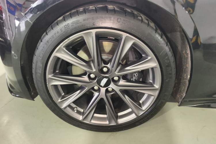 Used Cadillac CT5 2023 28T Platinum Edition Left Front Wheel Hub