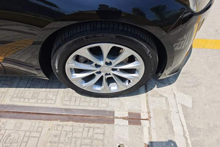 Used Cadillac CT5 2023 28T Luxury Edition (Standard Version) Right Front Wheel Hub