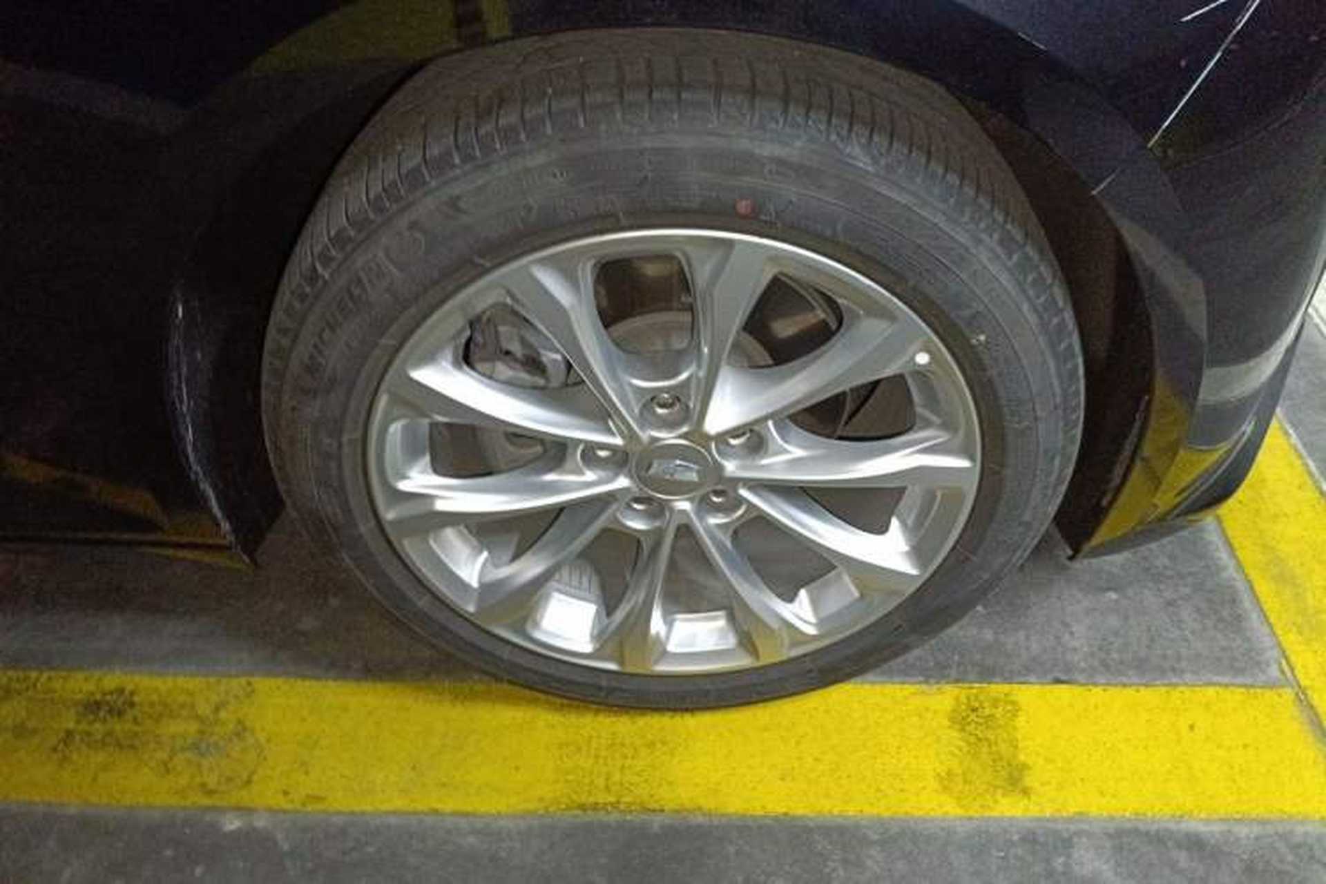 Used Cadillac CT5 2023 28T Luxury Edition (Standard Version) Right Front Wheel Hub