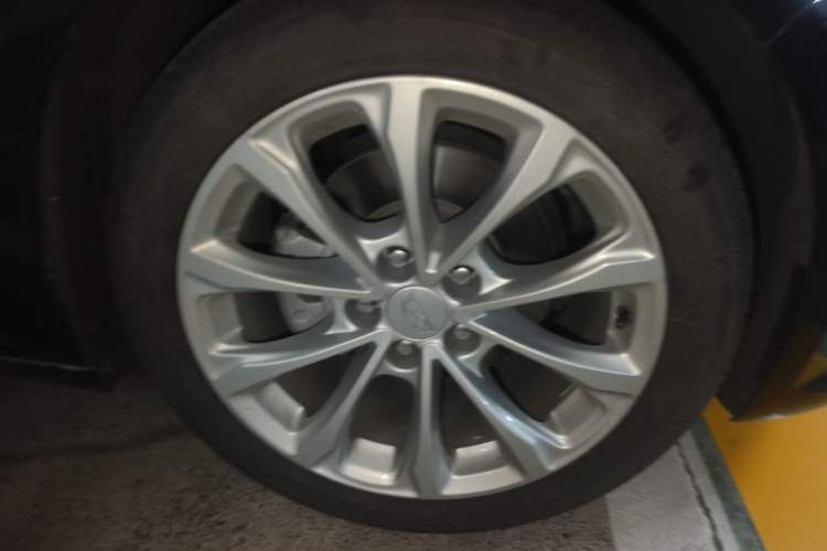Used Cadillac CT5 2023 28T Luxury Edition (Standard Version) Right Front Wheel Hub