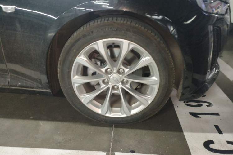 Used Cadillac CT5 2023 28T Luxury Edition (Standard Version) Right Front Wheel Hub