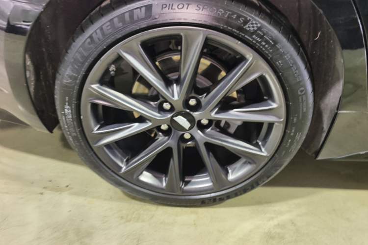 Used Cadillac CT5 2023 28T Platinum Edition Right Rear Wheel Hub