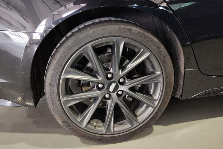 Used Cadillac CT5 2023 28T Platinum Edition Right Rear Wheel Hub