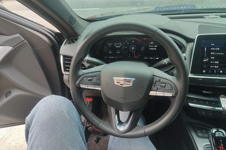 Used Cadillac CT5 2023 28T Luxury Edition (Standard Version) Steering Wheel