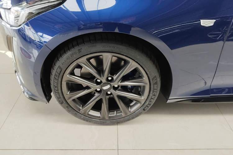 Used Cadillac CT5 2023 28T Platinum Edition Left Front Wheel Hub