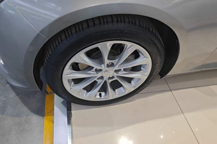Used Cadillac CT5 2023 28T Luxury Edition (Standard Version) Left Front Wheel Hub