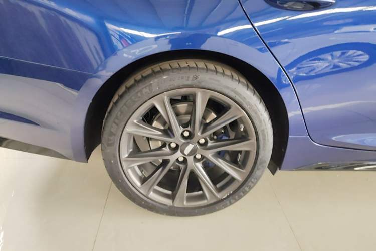 Used Cadillac CT5 2023 28T Platinum Edition Right Rear Wheel Hub