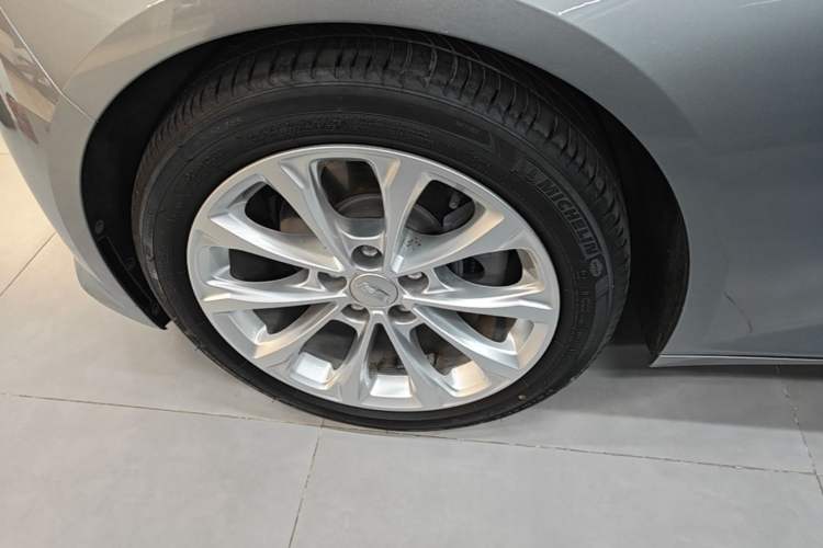 Used Cadillac CT5 2023 28T Luxury Edition (Standard Version) Left Front Wheel Hub