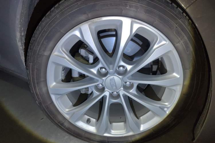 Used Cadillac CT5 2023 28T Luxury Edition (Standard Version) Right Front Wheel Hub