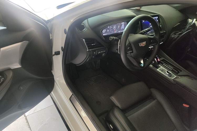 Used Cadillac CT5 2023 28T Platinum Edition Driver Seat