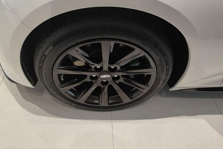 Used Cadillac CT5 2023 28T Prestige Model Left Front Wheel Hub