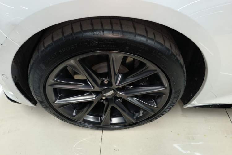 Used Cadillac CT5 2023 28T Platinum Edition Left Front Wheel Hub