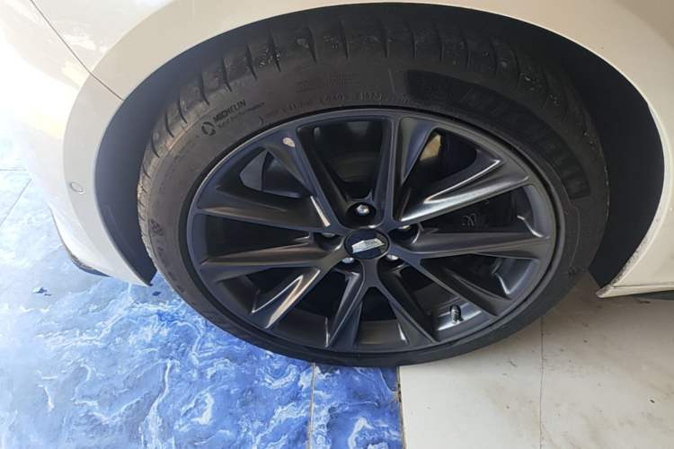 Used Cadillac CT5 2023 28T Platinum Edition Left Front Wheel Hub